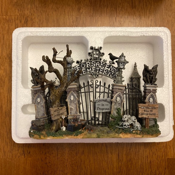 Lemax Spooky Town Cemetery Gate - Picture 2 of 3